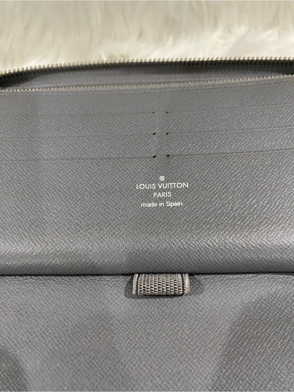 Louis Vuitton Men's Gray Taiga Leather Zip-Around Wallet - Organizer - Picture 9 of 16